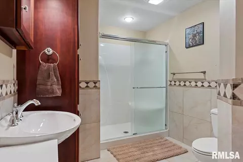 Bath - 4306 Castle Pines Dr, Springfield, IL 62711 photo 4 of 4