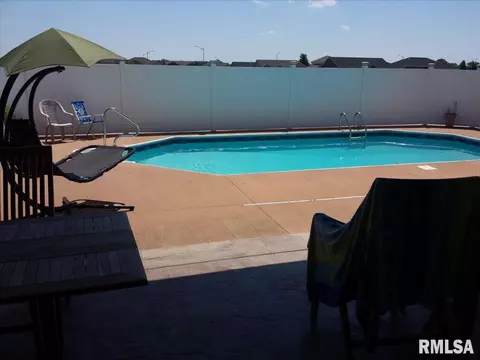 Exterior - 4306 Castle Pines Dr, Springfield, IL 62711 photo 6 of 9