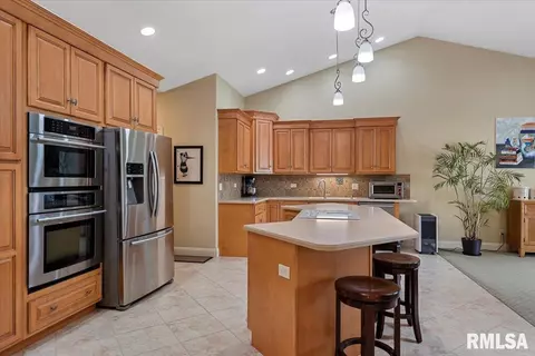 Kitchen - 4306 Castle Pines Dr, Springfield, IL 62711 photo 6 of 11