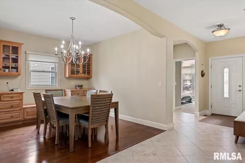 Entry Way - 4306 Castle Pines Dr, Springfield, IL 62711 photo 2 of 4