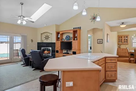 Kitchen - 4306 Castle Pines Dr, Springfield, IL 62711 photo 2 of 11