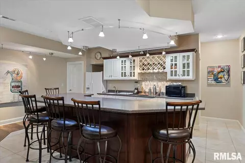 Kitchen - 4306 Castle Pines Dr, Springfield, IL 62711 photo 8 of 11