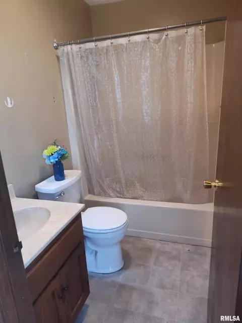 Bath - 1124 Steeplechase Dr, Springfield, IL 62712 photo 2 of 2