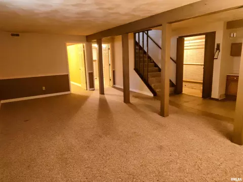 Living - 1124 Steeplechase Dr, Springfield, IL 62712 photo 2 of 3
