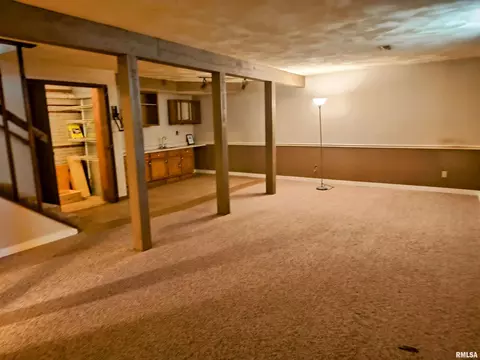 Living - 1124 Steeplechase Dr, Springfield, IL 62712 photo 3 of 3