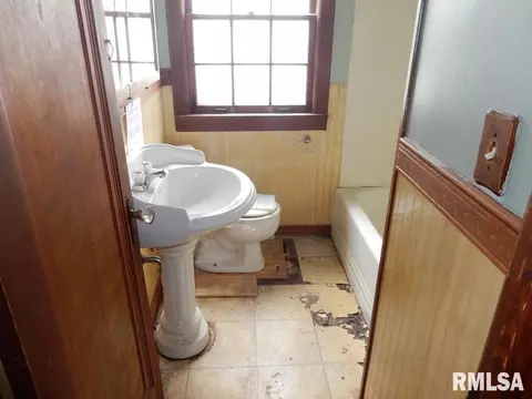 Bath - 1320 E Stanford Ave, Springfield, IL 62703 photo 1 of 1