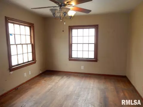 Living - 1320 E Stanford Ave, Springfield, IL 62703 photo 1 of 3