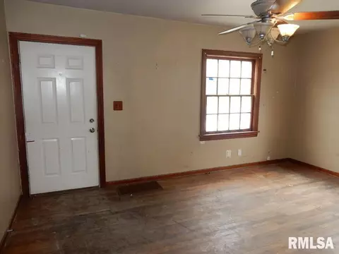Living - 1320 E Stanford Ave, Springfield, IL 62703 photo 2 of 3
