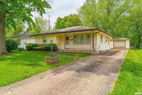 209 Palmer Ave, Lincoln, IL 62656
