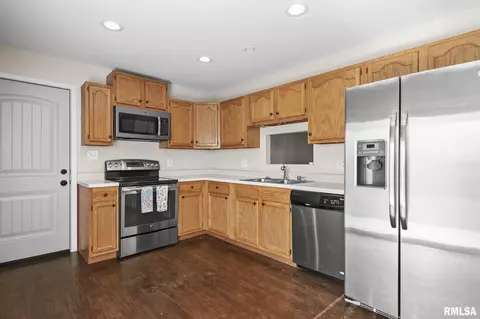 Kitchen - 2016 Stonehenge Rd, Springfield, IL 62702 photo 2 of 2