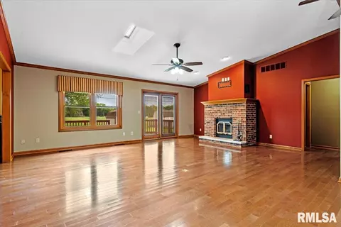 Living - 7908 Hunt Rd, Springfield, IL 62712 photo 4 of 5