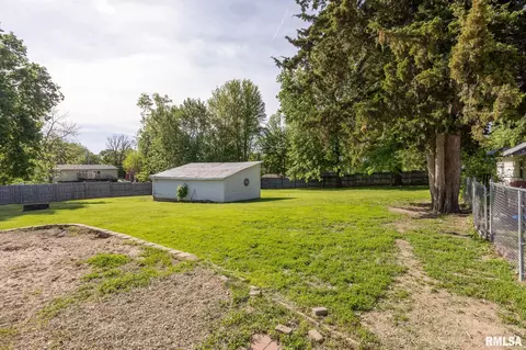 Exterior - 309 W State St, Payson, IL 62360 photo 3 of 7