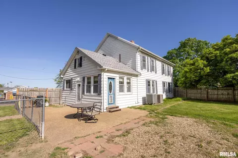 Exterior - 309 W State St, Payson, IL 62360 photo 6 of 7
