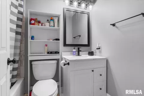Bath - 85 Pakey Dr, Springfield, IL 62712 photo 2 of 3
