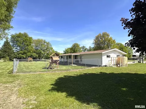 209 Brookview Dr, Abingdon, IL 61410 photo 4