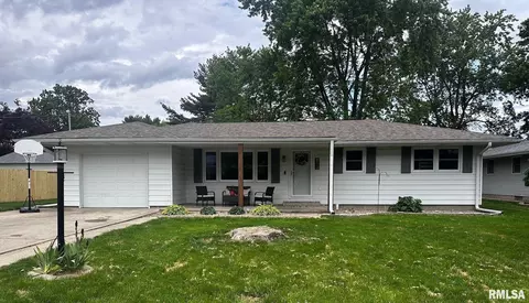 813 Glenda Ln, Taylorville, IL 62568