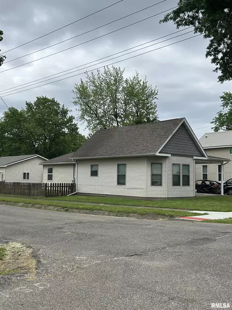 901 E Oak St, Taylorville, IL 62568