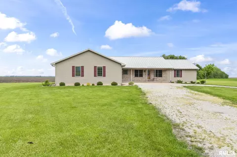 620 Ledlie St, Dawson, IL 62520