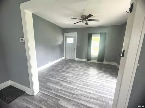 Living - 1039 N Franklin Ave, Springfield, IL 62702 photo 1 of 4