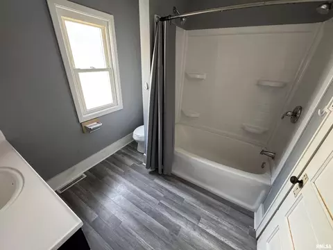 Bath - 1039 N Franklin Ave, Springfield, IL 62702 photo 1 of 2
