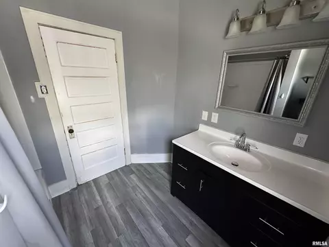 Bath - 1039 N Franklin Ave, Springfield, IL 62702 photo 2 of 2