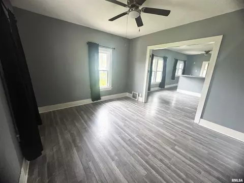 Living - 1039 N Franklin Ave, Springfield, IL 62702 photo 2 of 4