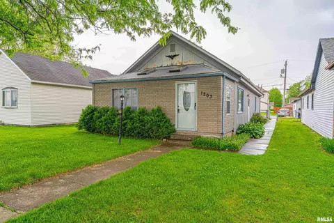 1203 N Logan St, Lincoln, IL 62656