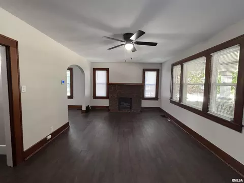 Living - 620 W Vine St, Springfield, IL 62704 photo 1 of 7