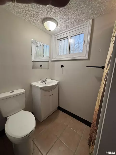 Bath - 620 W Vine St, Springfield, IL 62704 photo 6 of 6