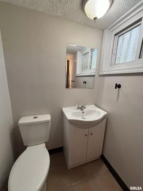 Bath - 620 W Vine St, Springfield, IL 62704 photo 3 of 6