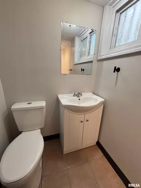 Bath - 620 W Vine St, Springfield, IL 62704 photo 4 of 6
