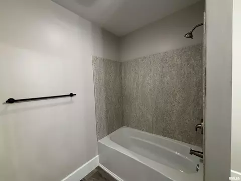 Bath - 620 W Vine St, Springfield, IL 62704 photo 2 of 6