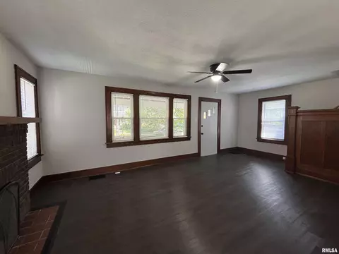 Living - 620 W Vine St, Springfield, IL 62704 photo 4 of 7