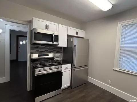 Kitchen - 620 W Vine St, Springfield, IL 62704 photo 2 of 3