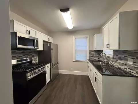 Kitchen - 620 W Vine St, Springfield, IL 62704 photo 1 of 3