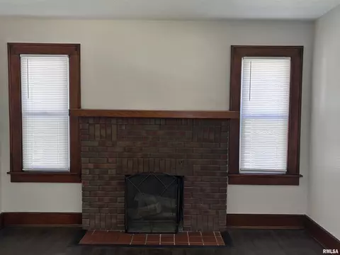 Living - 620 W Vine St, Springfield, IL 62704 photo 2 of 7