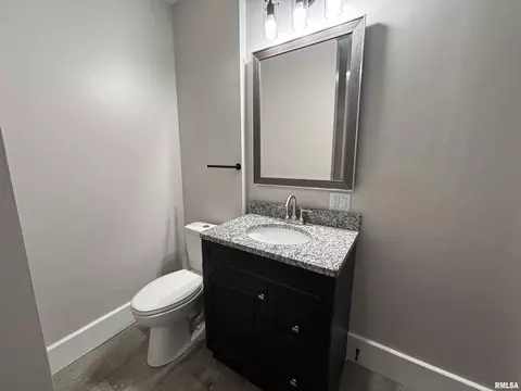 Bath - 620 W Vine St, Springfield, IL 62704 photo 1 of 6