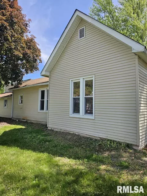 Exterior - 300 W Prairie St, Camp Point, IL 62320 photo 1 of 2