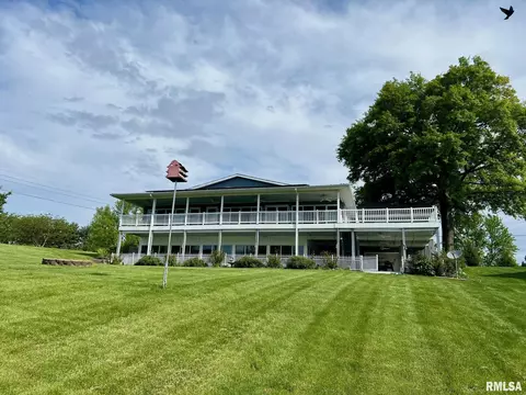 121 N Shore Dr, Petersburg, IL 62675