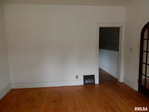 Living - 1411 N Franklin Ave, Springfield, IL 62702 photo 2 of 4