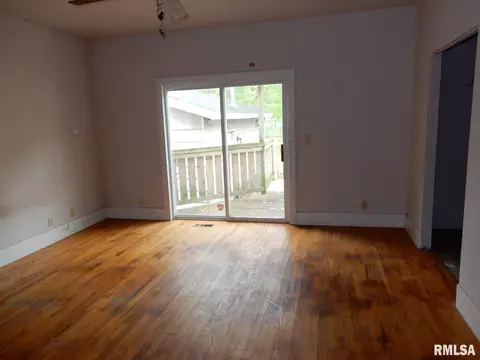 Living - 1411 N Franklin Ave, Springfield, IL 62702 photo 3 of 4