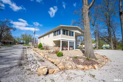 19820 Oak Dr, Carlyle, IL 62231