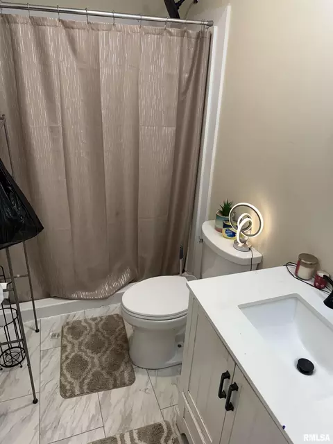Bath - 2853 Hoover Ave, Springfield, IL 62703 photo 2 of 2