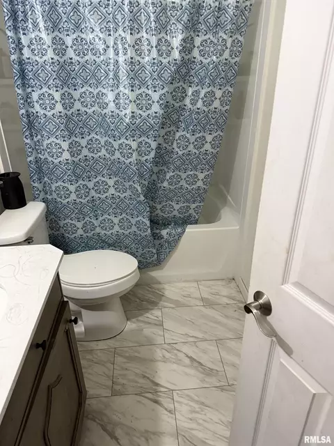 Bath - 2853 Hoover Ave, Springfield, IL 62703 photo 1 of 2
