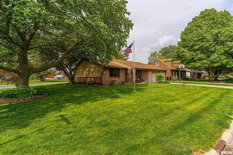 102 Heritage Ave, Lincoln, IL 62656