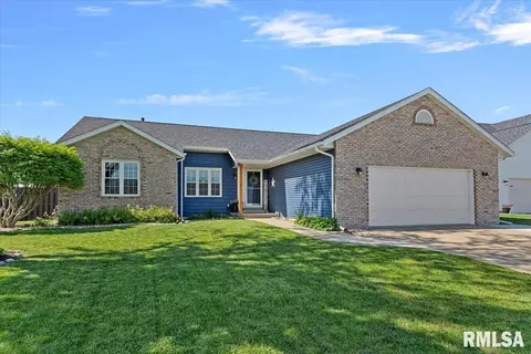 424 Wintergreen Dr, Chatham, IL 62629