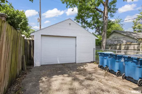 Exterior - 1809 S 4th St, Springfield, IL 62703 photo 3 of 5