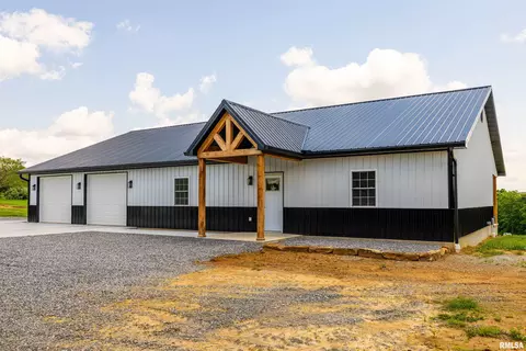 142 Oak Rd, Harrisburg, IL 62946