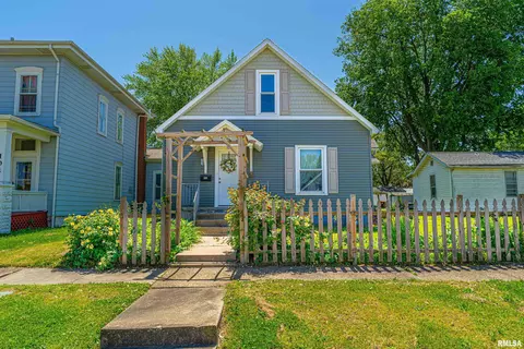 109 6th St, Lincoln, IL 62656