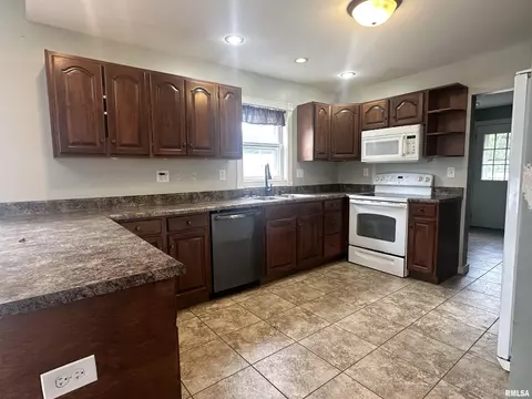 335 E South St, Mendon, IL 62351 photo 2